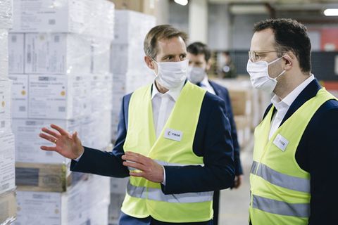 Masken für Millionen: Anfang April besuchte Gesundheitsminister Jens Spahn (r.) das Logistikzentrum der Firma Fiege im thüringischen Apfelstädt. Für den Bund übernahm Fiege zu Beginn der Corona-Krise den Transport und die Verteilung von Schutzmasken