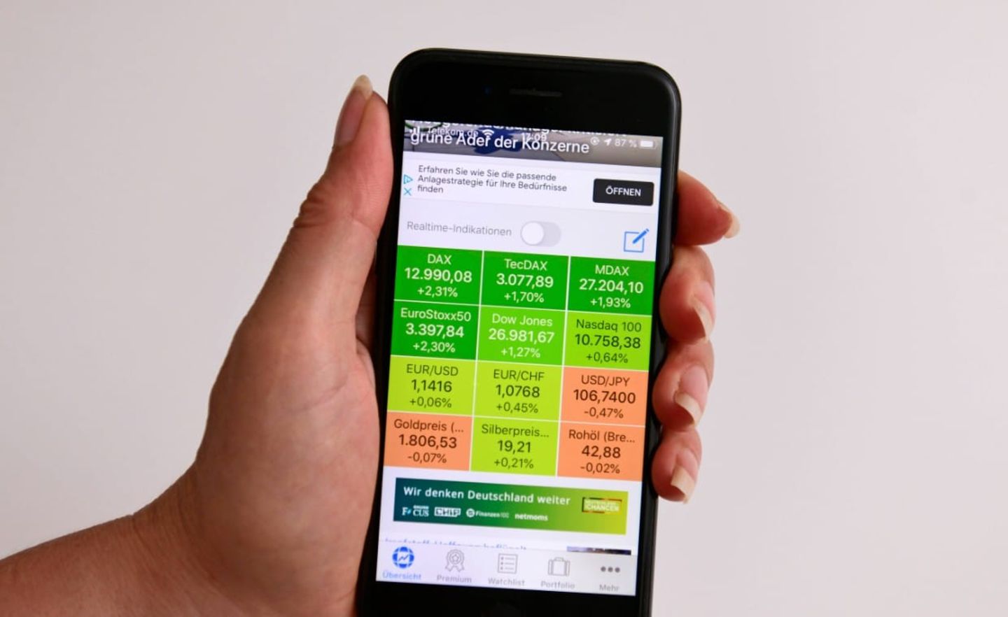 Eine Börsen-App auf dem iPhone, in Echtzeit werden die Börsenplätze angezeigt