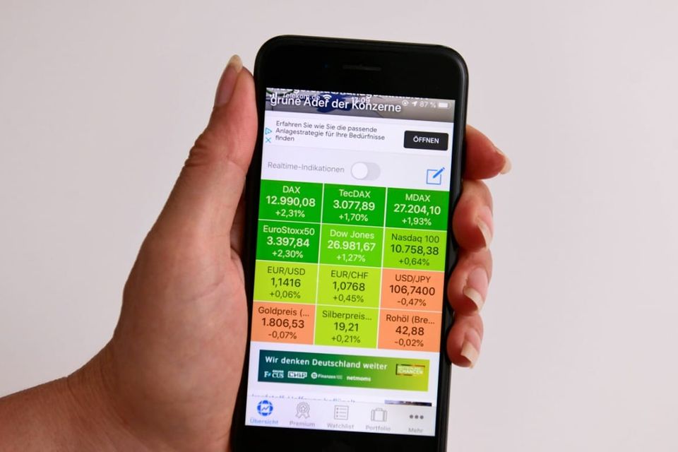 Eine Börsen-App auf dem iPhone, in Echtzeit werden die Börsenplätze angezeigt
