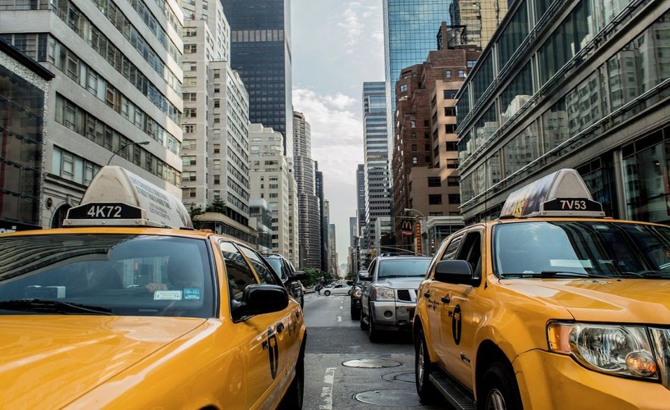 Ganz so ehrgeizig kann New York City nicht sein. Die Metropole hat sich aber in ihrem Plan „80 x 50“ verpflichtet, den Ausstoß von Treibhausgasen bis 2050 um mindestens 80 Prozent zu reduzieren. Der Bundesstaat New York will bis dahin vollständig klimaneutral werden. Bis 2030 sollen 70 Prozent des Stroms aus erneuerbaren Quellen stammen. Dazu gab es 2019 grünes Licht für zwei Windparks vor der Küste von Long Island.