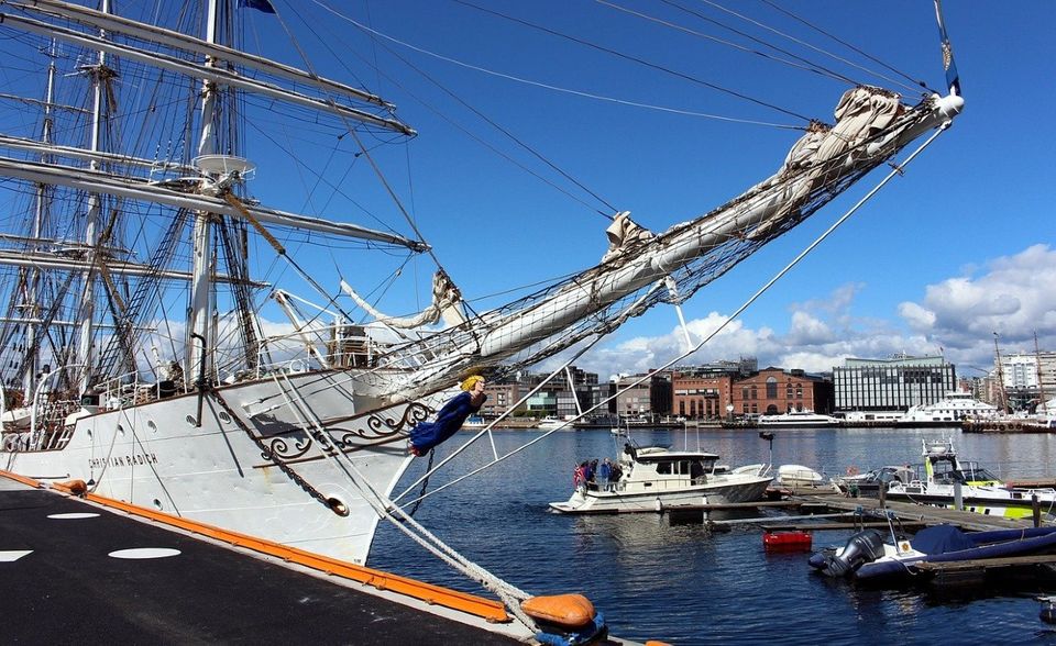 Oslo hat noch ehrgeizigere Ziele. Die norwegische Hauptstadt will in wenigen Jahren höchstens so viel CO2 ausstoßen, wie gebunden wird. Bereits 2030 soll Oslo eine klimaneutrale Stadt sein. Die Verwaltung setzt vor allem beim Straßenverkehr an. Der war 2018 für 47 Prozent der Treibhausgase verantwortlich.