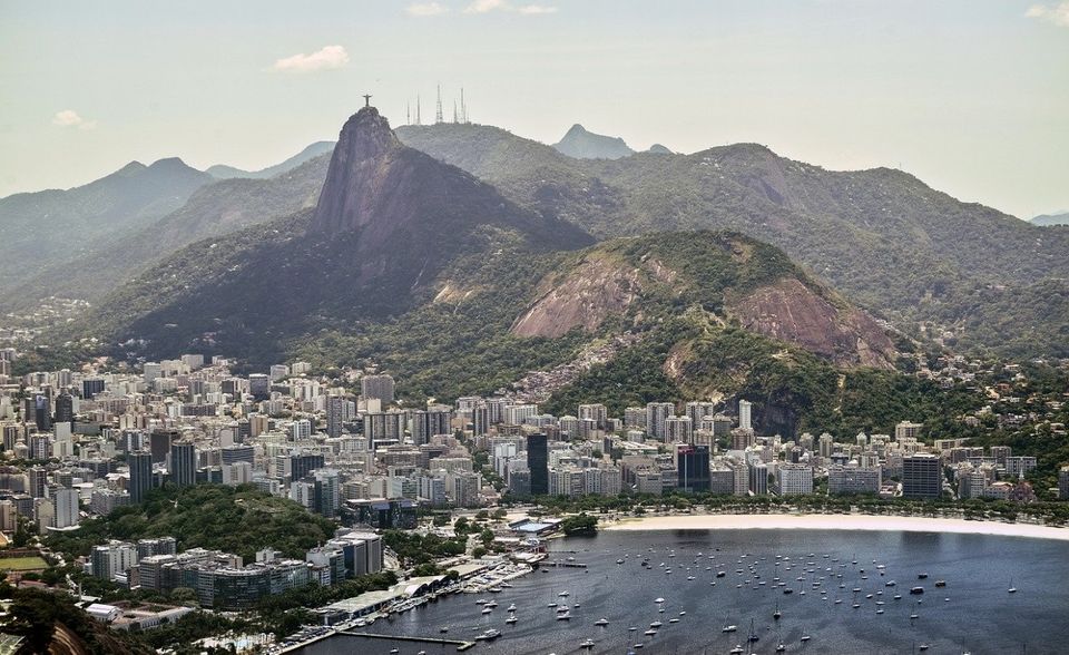 Rio de Janeiro ist auf der „A List“ der CDP eine von nur vier Städten in Südamerika und die einzige mit dem festen Plan, bis 2050 klimaneutral zu sein. Die Verwaltung geht dabei auch ungewöhnliche Recycling-Wege. Das auf einer riesigen Müllkippe vor den Toren der Metropole freigesetzte Methan wird mittlerweile eingefangen und in Biogas verwandelt. Auf diese Weise können pro Stunde bis zu 20.000 Kubikmeter Gas produziert werden, wie Reuters 2019 berichtete.