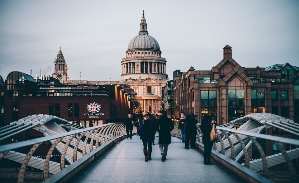 London nimmt für sich in Anspruch, als eine der ersten Städte einen Plan zur Umsetzung der ehrgeizigen Pariser Klimaschutzziele vorgelegt zu haben. Bürgermeister Sadiq Khan verkündete im Mai 2018, dass die britische Hauptstadt bis 2050 klimaneutral wird. Das soll unter anderem durch energieeffizienten Wohnungsbau und dezentrale Energieversorgung realisiert werden.