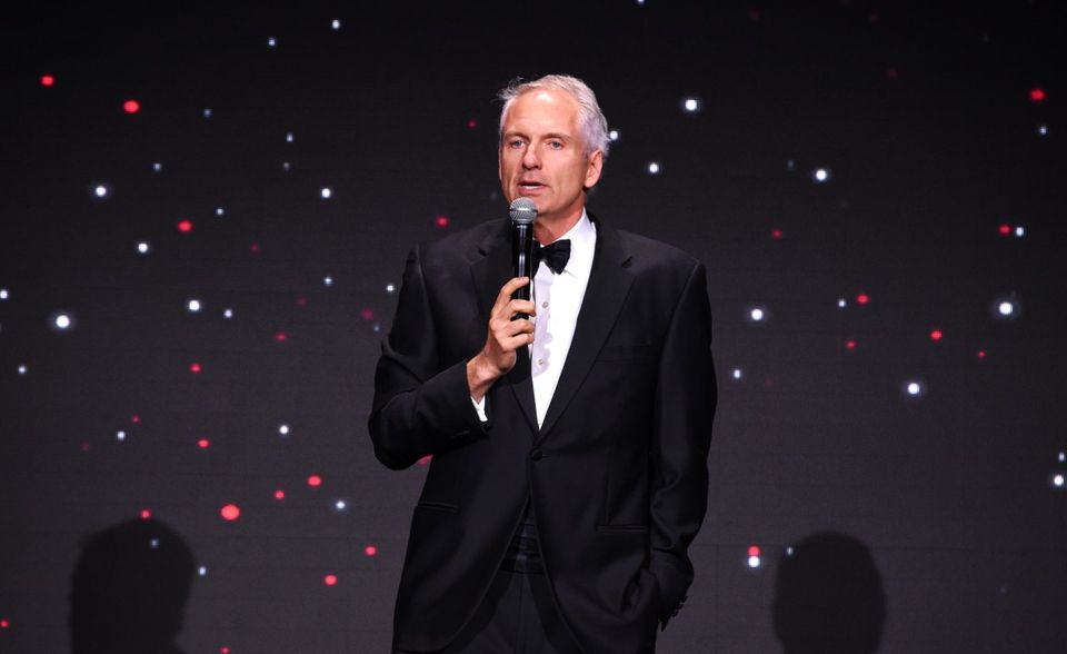 Der Brasilianer Alexandre „Alex“ Behring hat es 2020 erstmals ins Milliardärs-Ranking von „Forbes“ geschafft. Der Mitgründer der Investmentfirma 3G Capital debütierte mit 4,3 Milliarden Dollar. Das reichte weltweit für Platz 414 und in Südamerika für Platz fünf. Behring ist Vorstandsvorsitzender des US-Lebensmittelkonzerns Kraft Heinz und Co-Vorsitzender von Restaurant Brands International, der Mutterfirma von Burger King. Der 53-jährige Harvard-Absolvent lebt mit seiner Familie vor den Toren New York Citys.