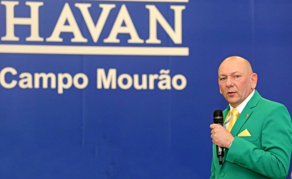 Der Brasilianer Luciano Hang hingegen konnte seinen Reichtum binnen eines Jahres um mehr als 50 Prozent steigern. 3,6 Milliarden Dollar (2019: 2,2 Milliarden Dollar) reichten weltweit für Platz 514 und in Südamerika für Rang sechs. Der 57-Jährige ist Mitgründer der Kaufhauskette Havan und hält mit seiner politischen Meinung nicht hinter dem Berg. Der Unterstützer des brasilianischen Präsidenten Jair Bolsonaro wurde von Bloomberg als lautstärkster Milliardär des Landes bezeichnet.