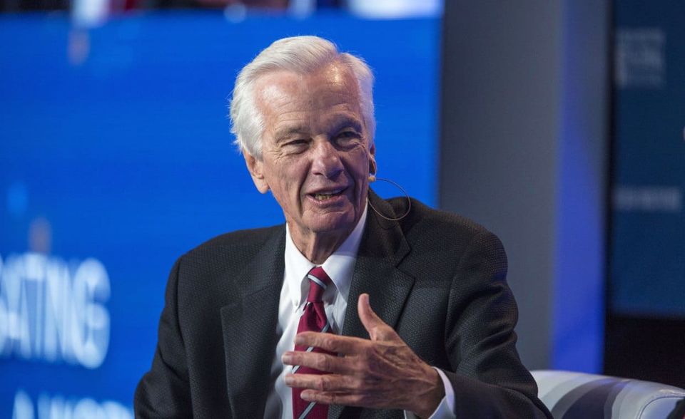 Jorge Paulo Lemann ist der Verlierer unter Südamerikas Superreichen. Der Mitgründer der Investmentfirma 3G Capital hat sein Vermögen binnen eines Jahres mehr als halbiert. Es sank „Forbes“ zufolge von 22,8 auf 10,4 Milliarden Dollar. Allerdings scheint der Brasilianer in der Corona-Krise wieder durchzustarten. Mitte September 2020 war sein Vermögen laut „Forbes“ wieder auf über 16 Milliarden Dollar gestiegen. Lemann, der in Zürich lebt, verdankt seinen Reichtum wie Telles maßgeblich den Anteilen an Anheuser-Busch InBev. Der 81-Jährige ist ein Weggefährte von Warren Buffet. 2013 hatten 3G Capital und Berkshire Hathaway den Lebensmittelkonzern H.J. Heinz & Company gekauft. Der fusionierte mit Kraft.
