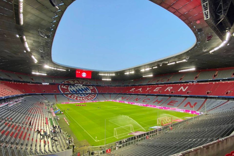 Leeres Stadion in München: Die Folgen der Corona-Krise setzt auch der Bundesliga zu. Bei vielen Clubs ist die Finanzlage angespannt