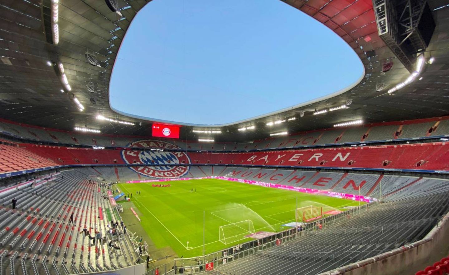 Leeres Stadion in München: Die Folgen der Corona-Krise setzt auch der Bundesliga zu. Bei vielen Clubs ist die Finanzlage angespannt