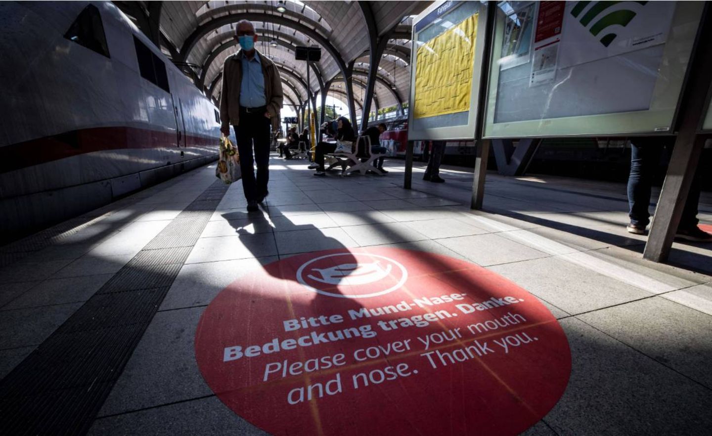 Die Corona-Pandemie ist noch nicht vorbei: Im Kieler Hauptbahnhof wird auf die Corona-Regeln verwiesen