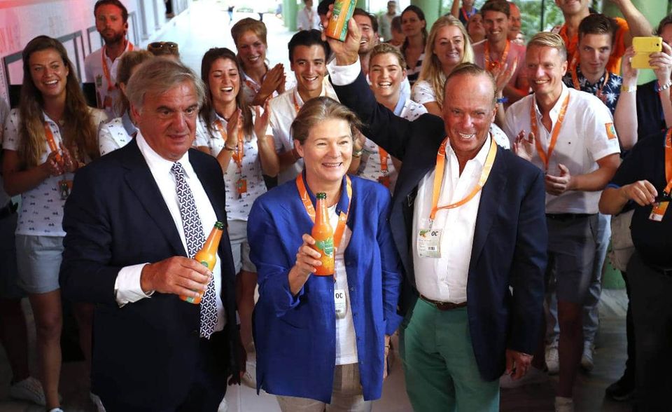 Charlene de Carvalho-Heineken spielt unter den Superreichen der Niederlande in einer völlig anderen Liga. Nur zwei Superreiche haben es überhaupt in die Top 1000 von „Forbes“ geschafft. De Carvalho-Heineken hingegen ist es auch 2020 gelungen, die Top 100 zu knacken. Mit 12,8 Mrd. Dollar (2019: 14,2 Mrd. Dollar) zählt die Biererbin außerdem zu den zwölf reichsten Frauen der Welt. Die 66-Jährige besitzt laut „Forbes“ 23 Prozent an Heineken, dem nach Anheuser-Busch InBev zweitgrößten Brauerei-Konzern der Welt. Ihr Urgroßvater Gerard Adriaan Heineken hatte das Unternehmen 1864 in Amsterdam gegründet.