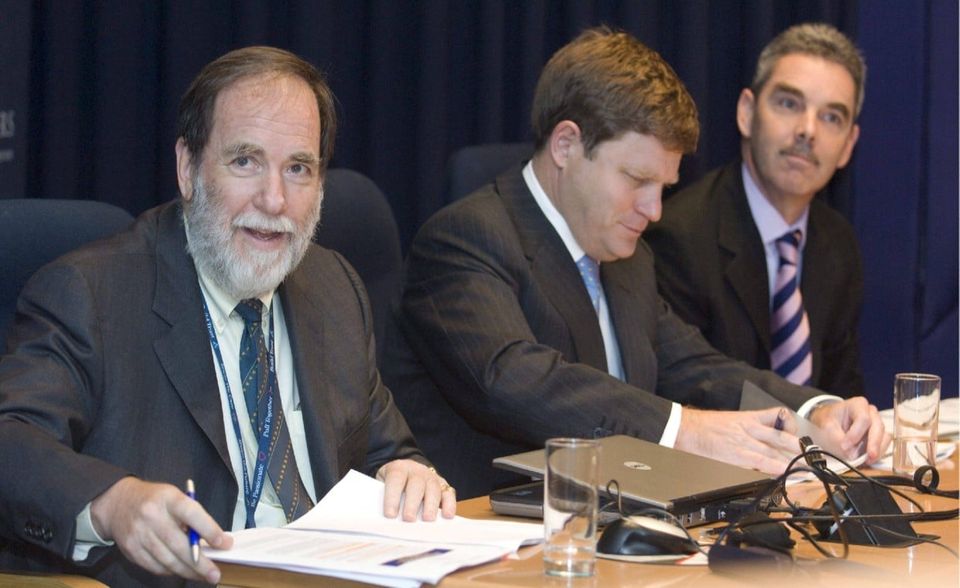 #2 Nicky Oppenheimer & Familie Nicky Oppenheimer (l.) hat einst in dritter Generation den Diamantenhändler DeBeers geleitet und die Firma 2001 privatisiert. 2012 brach er mit der Familientradition, als er seinen 40-prozentigen Anteil an DeBeers für 5,1 Milliarden an den Bergbaukonzern Anglo American verkaufte. Oppenheimers Vermögen ist in den vergangenen zehn Jahren weitgehend gleichgeblieben. Es wurde von „Forbes“ im April 2020 auf 7,4 Milliarden Dollar geschätzt (2019: 7,3 Milliarden Dollar). Damit belegte Oppenheimer (75) weltweit Platz 196 und war der zweitreichste Mensch auf dem afrikanischen Kontinent.