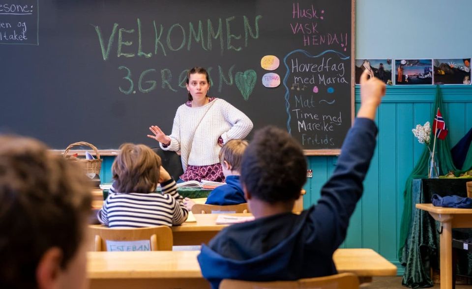 Norwegen hat von allen OECD-Ländern mit Abstand am meisten für das Bildungswesen ausgegeben. Es kam 2017 auf ein Budget in Höhe von 6,6 Prozent des BIP. 4,7 Prozent des BIP für den Primar- und Sekundarbereich war knapp vor Neuseeland der höchste Wert in den Top 10. Bei den Hochschulen lag Norwegen hingegen mit 1,9 Prozent des BIP nicht an der Spitze. Schlusslichter bei den Bildungsausgaben waren Luxemburg (3,2 Prozent) und Litauen (3,4 Prozent). Deutschland kam mit 4,2 Prozent ins untere Mittelfeld.