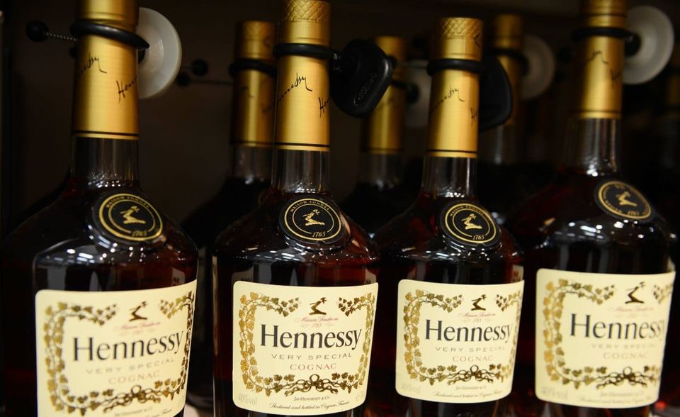 Hennessy hat 2020 mit 3,3 Mrd. Euro den siebten Platz der wertvollsten Spirituosenmarken gehalten. Die Cognac-Brennerei stellt das „H“ im Namen des Luxusgüterkonzerns LVMH. Zu Moët Hennessy gehören unter anderem die Marken Dom Pérignon, Krug und Veuve Clicquot.