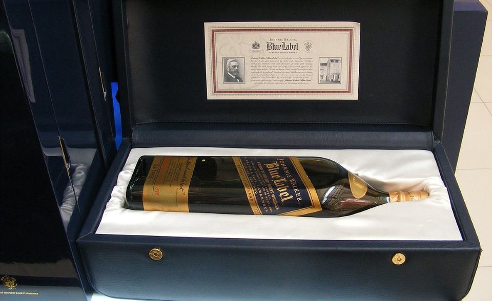 Johnnie Walker gilt als der meistverkaufte Scotch Whisky der Welt. Brand Finance bezifferte den Wert der britischen Marke auf 3,6 Mrd. Euro. Damit ging es im Vergleich zur Rangliste 2019 um einen Platz nach unten. Red Label ist die günstigste Variante von Johnnie Walker. Blue Label ist der Premium-Whisky der Marke und einer der teuersten Blends mit Preisen jenseits von hundert Euro. Johnnie Walker gehört zu Diageo.