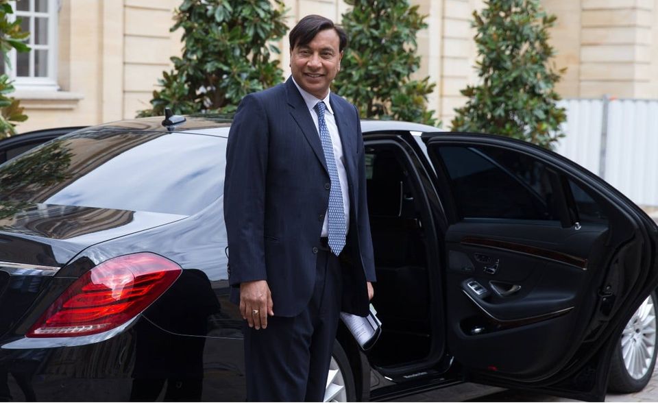 Das Vermögen von Lakshmi Mittal hat sich binnen eines Jahres fast halbiert. Es sank laut „Forbes“ von 13,6 auf 7,4 Mrd. US-Dollar. Der 70-Jährige ist CEO und Vorstandsvorsitzender von Arcelor Mittal, dem größten Stahlproduzenten der Welt. Mittal war 2007 mit 32 Mrd. US-Dollar der fünftreichste Mensch der Welt. Er lebt in London.