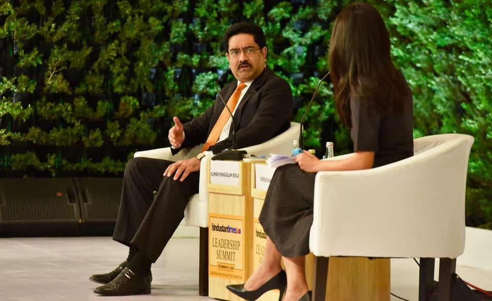 Kumar Birla ist mit 53 Jahren der jüngste Superreiche in den Top 10. Auch er musste herbe Verluste hinnehmen. Sein Vermögen verringerte sich von 11,1 auf 7,6 Mrd. US-Dollar. Birla führt in vierter Generation den Mischkonzern Aditya Birla Group (Aluminium, Zement, Telekom, Finanzdienstleistungen). Er war 28 Jahre alt, als sein Vater Aditya 1995 starb und ihm die Firma vermachte. Zum Konzern gehört Vodafone Idea. Der Anbieter war aus der Fusion von Birlas Idea Cellular und Vodafone India hervorgegangen.