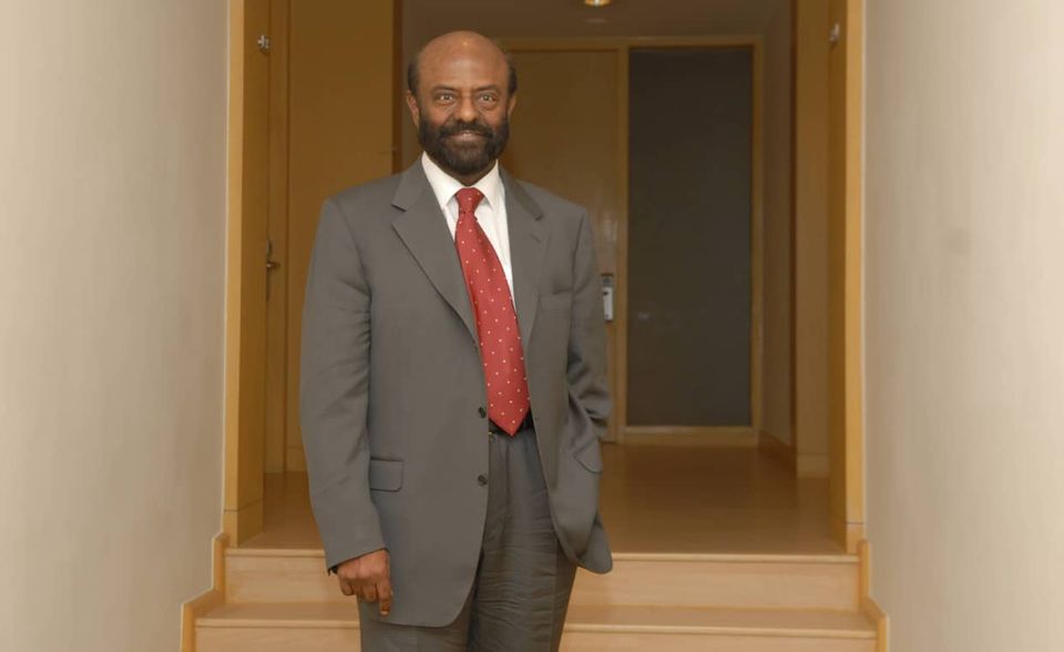 Shiv Nadar zählt ebenfalls zu den Velierern unter Indiens Superreichen. Sein Vermögen veringerte sich „Forbes“ zufolge von 14,6 auf 11,9 Mrd. US-Dollar. Der IT-Pionier rutschte damit aus den globalen Top 100. 1976 hatte er den Software-Anbieter HCL Technologies – standesgemäß für die Branche – in einer Garage gegründet. Das Geschäft scheint in der Corona-Krise zu boomen: Mitte September bezifferte „Forbes“ das Vermögen des 74-Jährigen auf 18,5 Mrd. US-Dollar. Das war mehr als in all seinen Jahresbilanzen des vergangenen Jahrzehnts.