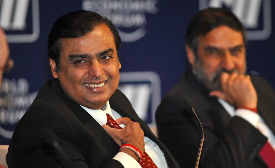 Mukesh Ambani (63) hat binnen eines Jahres fast so viel Geld verloren, wie der zweitreichste Inder insgesamt besitzt: 13,2 Mrd. US-Dollar. Trotzdem blieb sein Vorsprung mehr als komfortabel. Der Chef des Öl- und Gas-Giganten Reliance Industries wurde von „Forbes“ auf 36,8 Mrd. US-Dollar geschätzt. Das langte weltweit für Platz 21, direkt vor Jeff Bezos' Ex-Frau Mackenzie Scott und den Aldi-Erben Beate Heister und Karl Albrecht Jr. Ambani scheint in der Corona-Krise der große Gewinner zu werden. „Forbes“ bezifferte sein Vermögen Ende September auf 86,2 Mrd. US-Dollar. Das hätte in der 2020er-Liste weltweit für Platz drei hinter Jeff Bezos und Bill Gates gereicht.