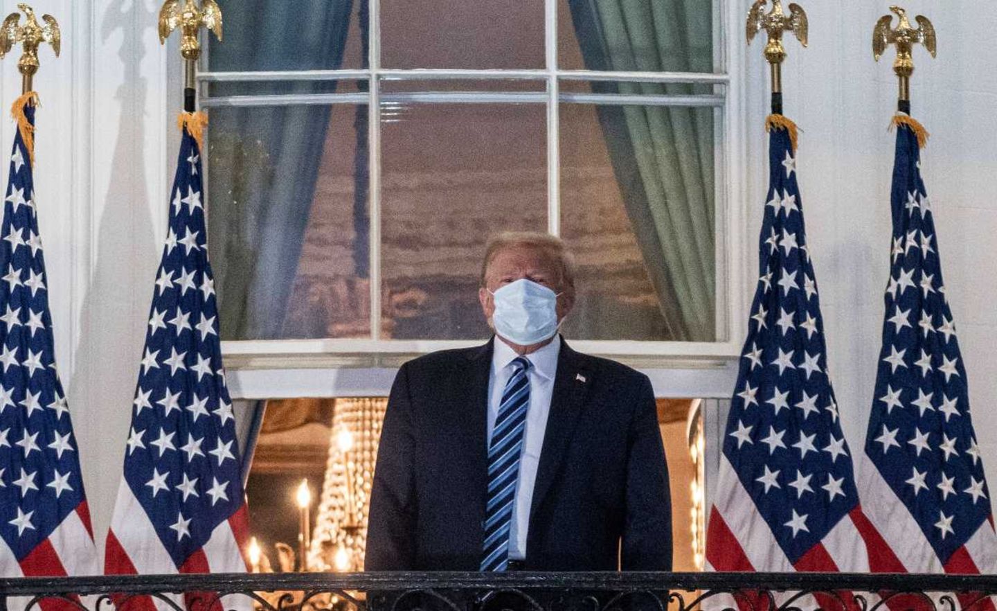 Donald Trump mit Schutzmaske auf einem Balkon des Weißen Hauses