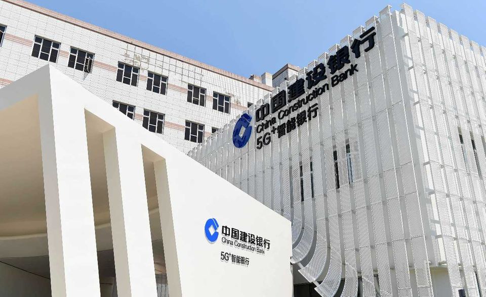 Gleich drei chinesische Banken haben es unter die zehn profitabelsten Firmen der Welt geschafft. Der China Construction Bank gelang das mit einem Gewinn von 38,6 Mrd. Dollar (plus 0,3 Prozent). Beim Umsatz lag das Finanzinstitut weltweit mit 158,9 Mrd. Dollar nur auf Platz 39.