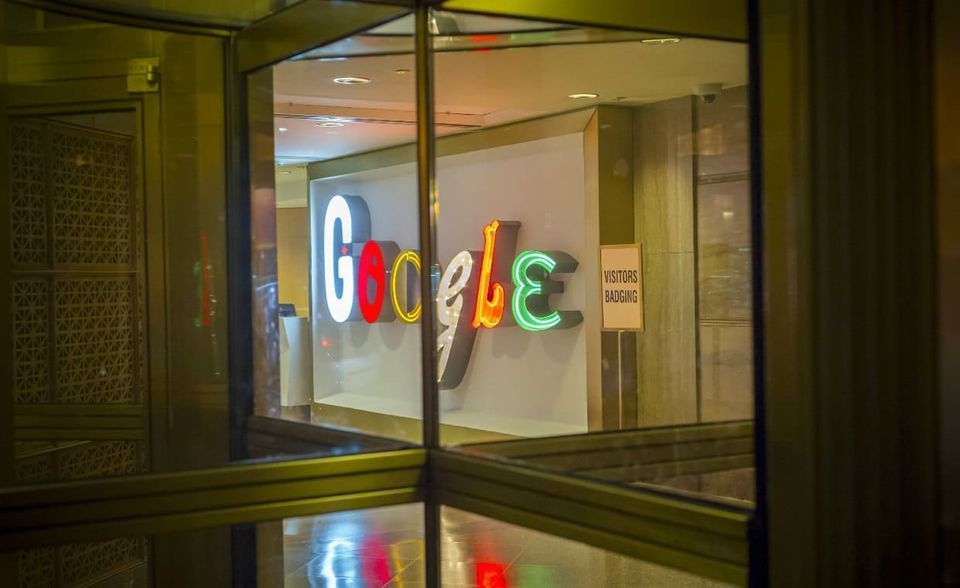 Lange Zeit wurde bezweifelt, ob Google jemals Geld verdienen wird. Im Geschäftsjahr 2019 aber erwirtschaftete die Mutterfirma Alphabet laut „Fortune“ den weltweit achthöchsten Gewinn: 34,3 Mrd. Dollar, 11,7 Prozent mehr als im Vorjahr. Der Umsatz erhöhte sich um 18,3 Prozent auf 161,9 Mrd. Dollar. Das war mit Abstand der größte Zuwachs in der Gewinn-Rangliste.