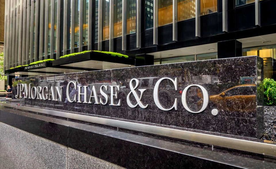 Im Bankgeschäft sind die Gewinnmargen hoch. Jedes zweite Unternehmen dieser Top 10 ist eine Bank. JP Morgan Chase reiht sich da auf Platz sieben ein. Das Finanzinstitut steigerte den Gewinn laut „Fortune“ um 12,2 Prozent auf 36,4 Mrd. Dollar. Beim Umsatz belegte JPMorgan Chase weltweit mit 142,4 Milliarden Platz 38.
