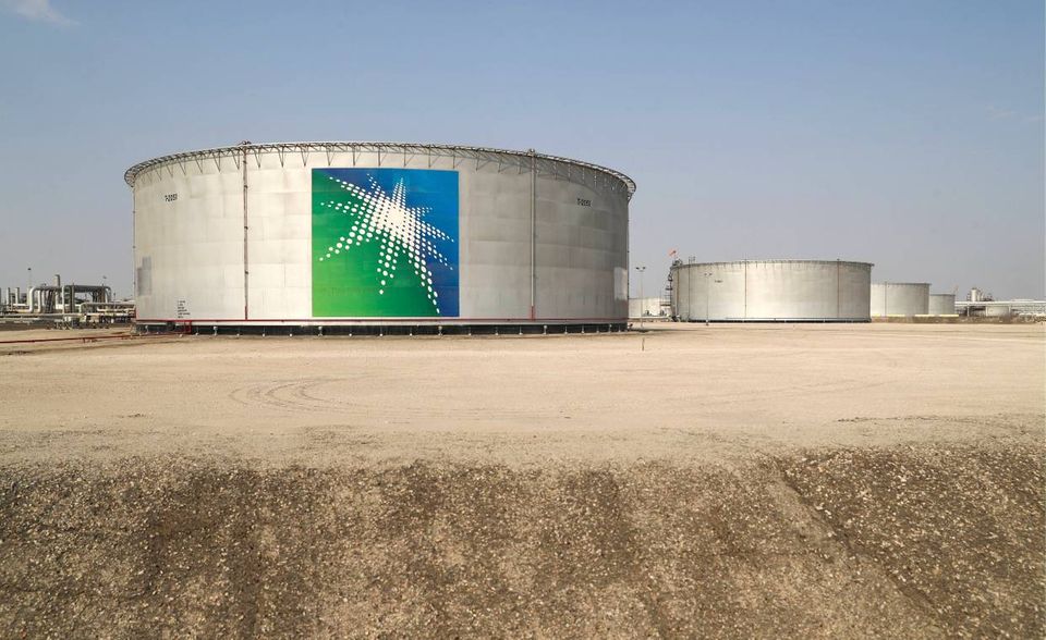 Nur eine der zehn größten Firmen der Welt liegt auch beim Gewinn in der Spitzengruppe. Saudi Aramco verteidigte im erst zweiten Jahr auf der „Fortune“-Liste hier den Spitzenplatz und das trotz eines Gewinnrückgangs von 20,5 Prozent. Mit 88,2 Mrd. Dollar konnte der größte Erdölkonzern aber noch selbst den Rekordzuwachs bei Berkshire Hathaway abwehren. Beim Umsatz lag Saudi Aramco im Geschäftsjahr 2019 mit 329,8 Mrd. Dollar weltweit auf Platz sechs, hinter Royal Dutch Shell und vor Volkswagen. Saudi Aramco war im Dezember 2019 der größte Börsengang der Geschichte gelungen.