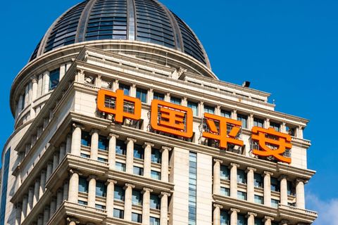 Ping An Insurance ist das einzige der zehn größten Unternehmen Chinas, das zumindest offiziell nicht mehrheitlich im Besitz des Staates ist. Medien hatten allerdings in der Vergangenheit berichtet, dass Angehörige führender Parteifunktionäre große Anteile an dem börsennotierten Konzern halten und die Aktien zu Vorzugspreisen erwerben konnten. Ping An gehört in den Top 10 für China zu den Gewinnern. Der Umsatz stieg laut „Fortune“ um 12,6 Prozent auf 184,3 Milliarden Dollar. Der Gewinn erhöhte sich gar um exakt ein Drittel auf 21,6 Milliarden Dollar. Allerdings wurde der Versicherer mit Sitz in Shenzhen den Angaben zufolge stark von der Corona-Krise getroffen. Der Aktienpreis ist demnach im ersten Quartal 2020 um 30 Prozent gefallen. Ping An bleibe aber der wertvollste Versicherungskonzern es Landes. Mitgründer Peter Ma hatte 2020 nach 30 Jahren die Führung des Unternehmens an drei CEOs abgegeben.
