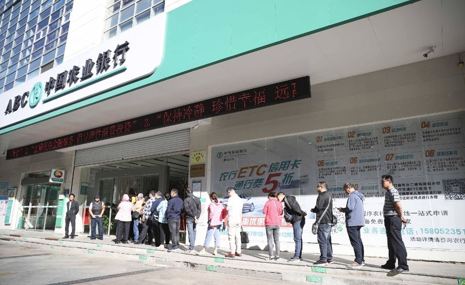 Die Agricultural Bank of China verbesserte sich ebenfalls um einen Platz auf Rang 35. Der Gewinn erhöhte sich dem Bericht zufolge um 5,6 Prozent auf 147,3 Milliarden Dollar. Der Gewinn blieb mit 30,7 Milliarden Dollar quasi gleich (plus 0,1 Prozent). Das Finanzinstitut stieg im Jahr 2000 in die Rangliste auf, dümpelte zunächst aber auf den hinteren Plätzen. Mit dem bis dato größten Börsengang der Welt 2010 schoss ABC aber mehr als 200 Plätze nach oben. Die Bank konzentriert sich den Angaben zufolge besonders auf ländliche Regionen. Dort sei das Kreditgeschäft im ersten Halbjahr 2020 in der Corona-Krise stark gewachsen, berichtete „Fortune“.