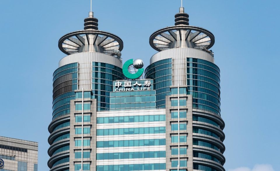 China Life Insurance ist in den „Fortune Global 500“ binnen eines Jahres um 18 Plätze nach oben geschossen. Ein Umsatz von 131,2 Milliarden US-Dollar reichte 2020 weltweit für Platz 45. In China stieg der Versicherungskonzern zum zehntgrößten Unternehmen des Landes auf. „Fortune“ bezifferte den Gewinn auf 4,7 Milliarden Dollar. Der größte Versicherer der Volksrepublik befindet sich wie fast alle Konzerne dieser Liste mehrheitlich in Staatsbesitz. Er war 2003 auf Platz 290 der „Fortune Global 500“ debütiert. Die beste Platzierung gelang 2018 mit Rang 42.
