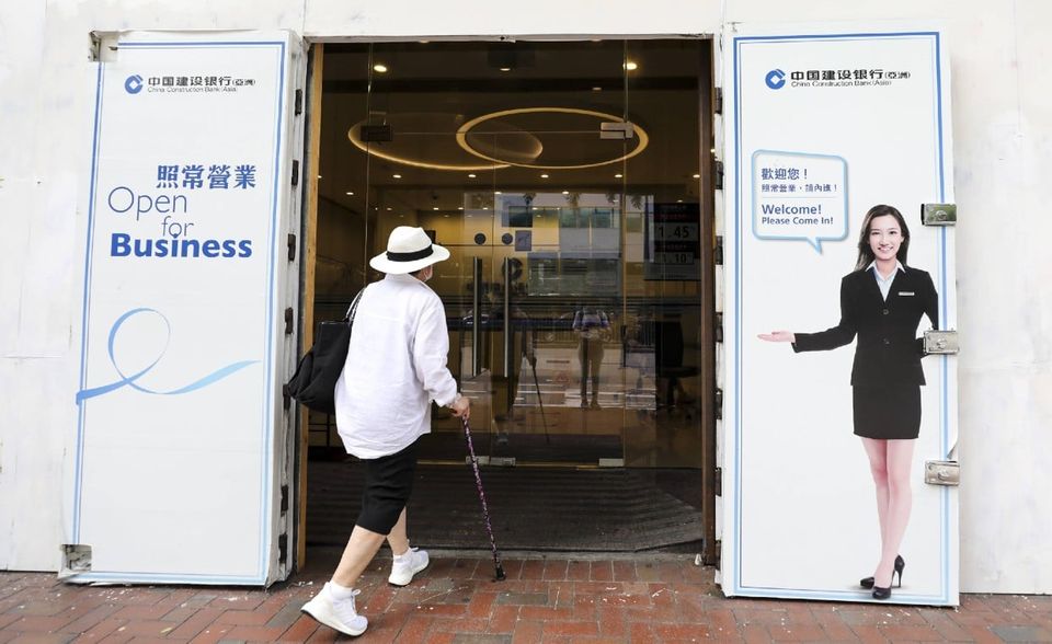Finanzinstitute begleiten und repräsentieren den wirtschaftlichen Aufschwung der Volksrepublik. Die China Construction Bank war im Jahr 2000 in die „Fortune Global 500“ auf Platz 364 eingestiegen. 2015 gelang mit Rang 22 die bislang beste Platzierung. 2020 konnte sich die Bank um einen Rang auf Platz 30 verbessern. Der Umsatz stieg laut „Fortune“ um 5,1 Prozent auf 158,9 Milliarden Dollar. Der Gewinn blieb in etwa gleich (38,6 Milliarden Dollar, plus 0,3 Prozent).