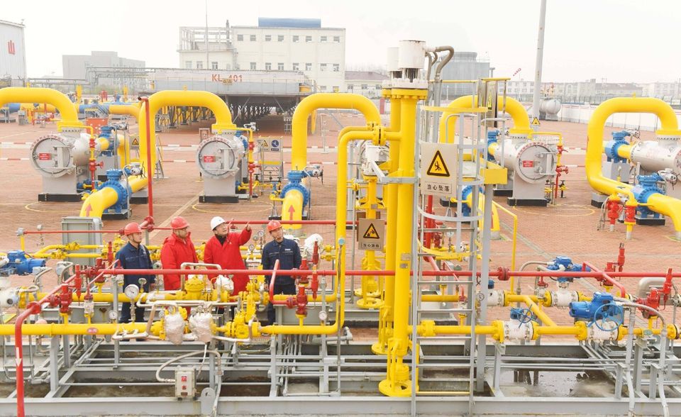 China National Petroleum ist weltweit zum vierten Mal in Folge das viertgrößte Unternehmen und belegt in China Platz drei. Das unterstreicht die Dominanz der Volksrepublik in der globalen Wirtschaft. Die sinkenden Preise für Öl und Erdgas haben allerdings auch dem Staatskonzern zu schaffen gemacht. Der Umsatz sank um 3,5 Prozent auf 379,1 Milliarden Dollar. Den Gewinn konnte China National Petroleum hingegen auf 4,4 Milliarden Dollar fast verdoppeln (plus 95,7 Prozent). Das war der höchste Zuwachs unter den 100 größten Firmen Chinas. Der Shanxi LuAn Mining Group (weltweit Platz 489) gelang das größte Gewinnplus: 8400 Prozent.