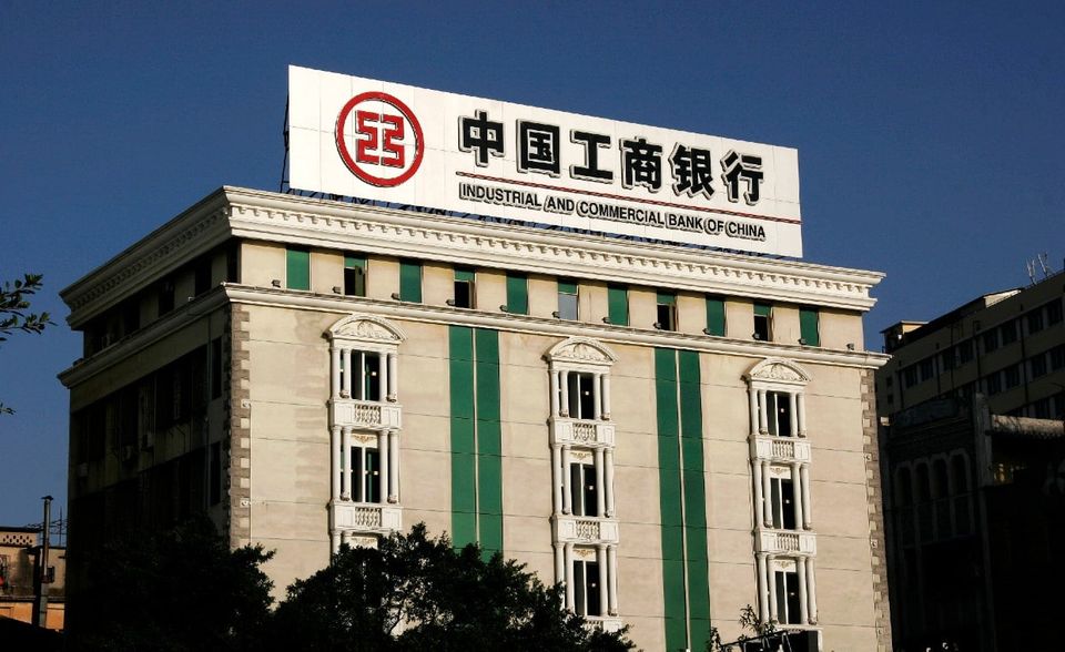 Die Industrial & Commercial Bank of China ist gemessen am Umsatz die größte Bank der Volksrepublik. Er stieg um 4,8 Prozent auf 177,1 Milliarden Dollar. Der Gewinn erhöhte sich leicht um 0,4 Prozent auf 45,2 Milliarden Dollar. Das Bankhaus verbesserte sich im globalen Ranking um zwei Plätze auf Platz 24. Die beste Platzierung hatte sie 2016 mit Rang 15 geschafft.