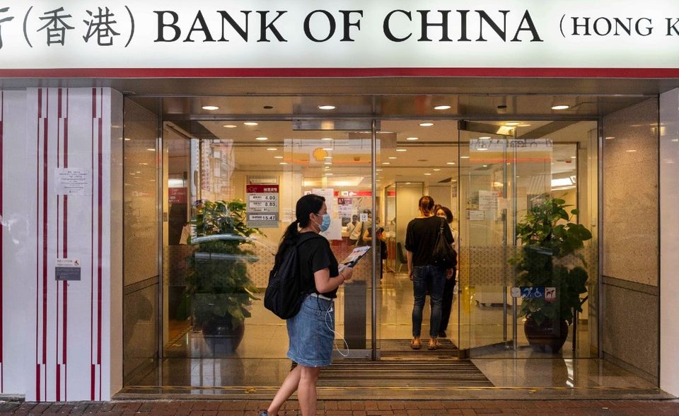 Die Bank of China ist seit 26 Jahren auf der „Fortune“-Liste der 500 größten Firmen der Welt vertreten. Das ist mindestens vier Jahre länger als bei jedem anderen Unternehmen der Top 10. Für die Bank of China ging es im diesjährigen Ranking einen Platz nach oben auf Rang 43. Das Finanzinstitut, das in 61 Ländern der Welt tätig ist, steigerte den Umsatz laut „Fortune“ um 5,8 Prozent auf 135,1 Milliarden Dollar. Der Gewinn verringerte sich im Geschäftsjahr 2019 leicht um 0,4 Prozent auf 27,1 Milliarden Dollar. Das war dem Bericht zufolge nach der Stagnation 2019 einem deutlichen Anstieg im ersten Quartal 2020 zu verdanken.