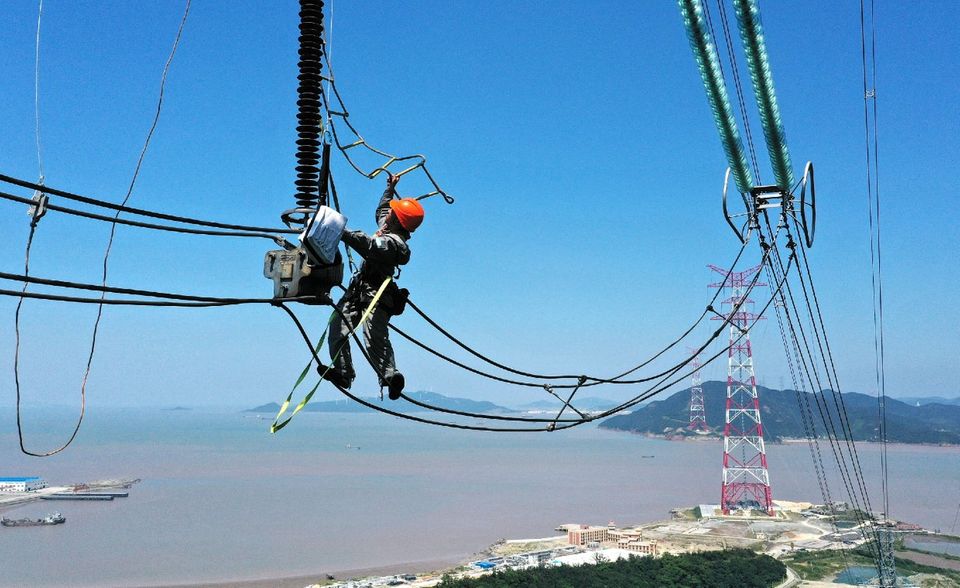 State Grid ist gemessen am Umsatz weltweit die Nummer drei und in China die Nummer zwei. Der Stromversorger kletterte im globalen Ranking zwei Plätze. Allerdings war er in den chinesischen Top 10 die einzige Firma, die sowohl bei Umsatz als auch beim Gewinn ein Minus verbuchte. Der Umsatz sank um 0,8 Prozent auf 383,9 Milliarden Dollar. Der Gewinn verringerte sich um 2,5 Prozent auf knapp acht Milliarden Dollar. Das ist laut „Fortune“ eine Folge des Plans der chinesischen Regierung, dass State Grid Ökostrom aus erneuerbaren Energien kaufen soll. Der bisherige Firmenchef hatte Bedenken angemeldet und war Anfang 2020 durch einen Nachfolger ohne bisherige Erfahrung im Energiesektor ersetzt worden, wie „Fortune“ berichtete.