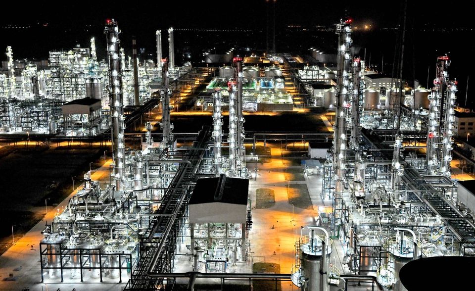 Kein Unternehmen in China macht mehr Umsatz als die Sinopec Group. Der Erdöl- und Chemie-Gigant wurde 2020 mit 384,0 Milliarden Dollar Umsatz weltweit nur noch von Walmart geschlagen. Allerdings vergrößerte der US-Einzelhändler den Vorsprung auf den chinesischen Konkurrenten. Während Walmarts Umsatz wuchs, meldete Sinopec für das Geschäftsjahr 2019 laut „Fortune“ ein Minus von 1,8 Prozent. Der Gewinn stieg den Angaben zufolge um 16,2 Prozent auf 6,8 Milliarden Dollar. Walmart aber konnte seinen Gewinn um 123,1 Prozent erhöhen. Der Staatskonzern war 1999 auf Platz 74 der Rangliste debütiert. Seit 2009 hält er sich in den Top 10 der größten Firmen der Welt.