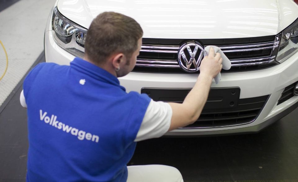Volkswagen baut trotz des Dieselskandals seinen Status als größter Autobauer der Welt aus. Der Wolfsburger Konzern verbesserte sich im „Fortune“-Ranking um zwei Plätze auf Rang sieben. Kein Autokonzern konnte einen höheren Umsatz melden: 282,7 Milliarden Dollar (plus 1,6 Prozent). Volkswagen ist neben Toyota zudem das einzige Unternehmen der Top 10 mit Gewinnen im zweistelligen Milliardenbereich. Hier mussten die Wolfsburger der Konkurrenz aus Japan mit 15,5 Milliarden Dollar (plus 8,5 Prozent) aber den Spitzenplatz überlassen. Volkswagen hat seit 2013 einen Stammplatz in der „Fortune“-Liste der zehn umsatzstärksten Firmen der Welt. 2017 schaffte der Autobauer auf Platz sechs seine beste Platzierung. 1995 hatte es noch für lediglich Rang 34 gereicht.