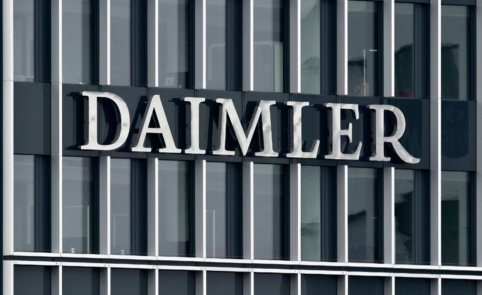 Daimler droht, aus den Top 20 der größten Firmen der Welt zu rutschen. 1999 hatte der Stuttgarter Autobauer in den „Fortune Global 500“ noch Platz zwei belegt. 2020 ging es zwei Ränge herab auf Platz 20. Das waren aber immer noch zehn Plätze über dem bisherigen Tiefpunkt im Jahr 2010. Im ersten Jahr unter CEO Ola Källenius sank der Umsatz dem Ranking zufolge um 2,1 Prozent auf 193,3 Milliarden Dollar. Die Gewinne brachen um mehr als zwei Drittel ein (68,9 Prozent) und beliefen sich auf 2,7 Milliarden Dollar.