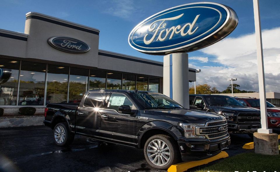 Der Umsatz ist bei Ford nur die halbe Wahrheit. Gemessen an diesem Wert verschlechterte sich der US-Autobauer in den Global 500 lediglich um einen Platz auf Rang 31. Der Umsatz verringerte sich um 2,8 Prozent auf 155,9 Milliarden Dollar. Der Gewinn halbierte sich jedoch fast (minus 98,7 Prozent) und belief sich für das Geschäftsjahr 2019 auf magere 47 Millionen Dollar. Damit war Ford der einzige Top-Autobauer ohne Milliardengewinn (mit Ausnahme vom Verlustgeschäft bei Nissan). Der traditionsreiche Konzern war 1997 noch das zweitgrößte Unternehmen der Welt gewesen.