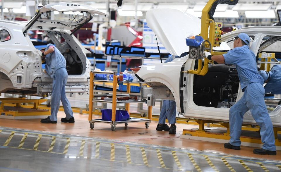Das Krisenjahr 2019/2020 bremst den Höhenflug von SAIC Motor. Der chinesische Autobauer mit Sitz in Shanghai debütierte 2012 auf Platz 130 der Rangliste. 2019 konnte das Unternehmen, das sich mindestens zur Hälfte in Staatsbesitz befindet, mit Marken wie Roewe auf Platz 39 vorstoßen. Aktuell reicht es nur noch für Platz 52. Der Umsatz sank laut „Fortune“ um elf Prozent auf 122,1 Milliarden Dollar. Der Gewinn brach fast ein Drittel (32 Prozent) auf 3,7 Milliarden Dollar ein.