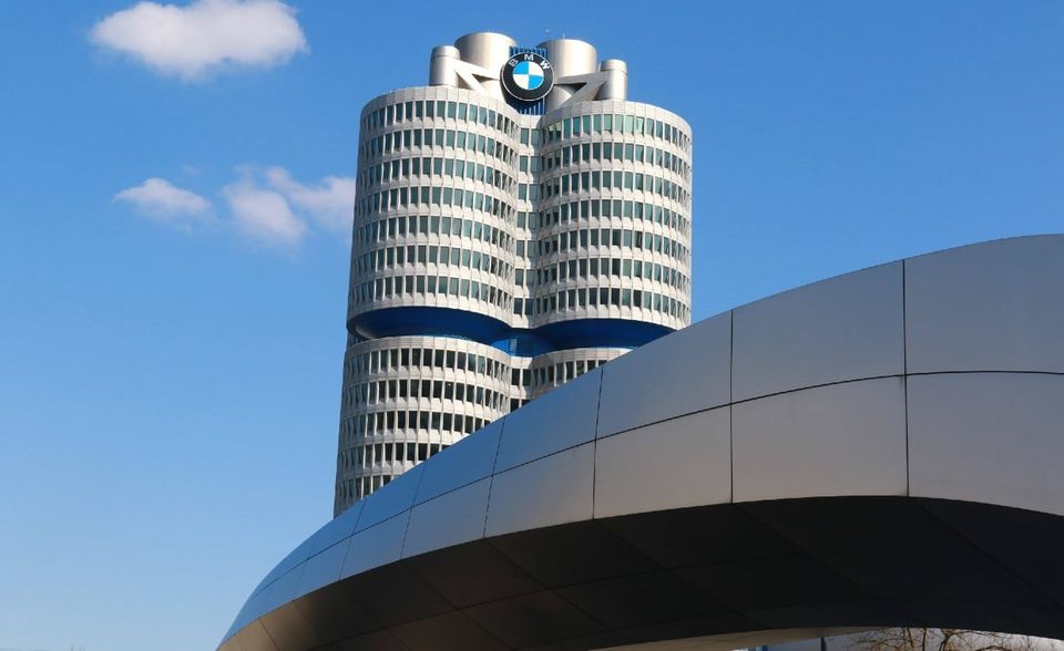 Drei Plätze nach unten ging es für die BMW Group. Sie belegte im 2020er Ranking von „Fortune“ Platz 56. Der bayerische Autobauer steigerte den Umsatz demnach um 1,4 Prozent auf 117 Milliarden Dollar. Der Gewinn sank jedoch um über ein Drittel auf 5,5 Milliarden Dollar. BMW hatte die höchste Platzierung in dem Ranking 2016 erreicht. Damals rangierte der Konzern auf Platz 51 der umsatzstärksten Unternehmen der Welt.