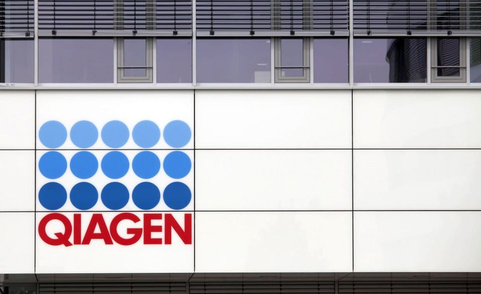#4 Qiagen Der Biotechnologiekonzern mit niederländischen Wurzeln ist seit 1997 an der Deutschen Börse notiert und sowohl im TecDax als auch im MDax vertreten. Überdies ist er an der New Yorker Börse gelistet. Qiagen bietet Testtechnologien für die molekulare Diagnostik an. Im vergangenen Jahr erzielte die Firma damit einen Umsatz von 1,5 Mrd. US-Dollar. Als die Zusammensetzung des Dax im September regulär überprüft wurde, galt Qiagen als Aufstiegskandidat und hätte beinahe den Chemiekonzern Covestro aus dem Index gekegelt.
