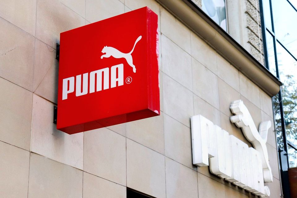 Das Unternehmen mit Sitz in Herzogenaurach bei Nürnberg wurde im Jahr 1948 gegründet. Mit mehr als 12.000 Mitarbeitern und einem Umsatz in Höhe von 5,5 Mrd. Euro im vergangenen Jahr gehört es neben Adidas und Nike zu den weltgrößten Sportartikelherstellern. Seit 2012 ist Puma Ausrüster von Borussia Dortmund. An der Börse ist der Turnschuh-Spezialist bereits seit dem Jahr 1986 zu finden.