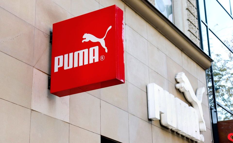 Das Unternehmen mit Sitz in Herzogenaurach bei Nürnberg wurde im Jahr 1948 gegründet. Mit mehr als 12.000 Mitarbeitern und einem Umsatz in Höhe von 5,5 Mrd. Euro im vergangenen Jahr gehört es neben Adidas und Nike zu den weltgrößten Sportartikelherstellern. Seit 2012 ist Puma Ausrüster von Borussia Dortmund. An der Börse ist der Turnschuh-Spezialist bereits seit dem Jahr 1986 zu finden.