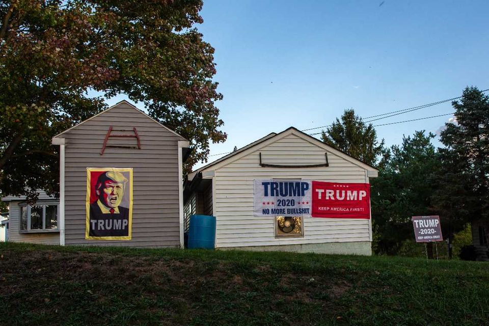 Die Bewohner dieser Häuser im ländlichen Pennsylvania machen aus ihrer Vorliebe für Trump keinen Hehl
