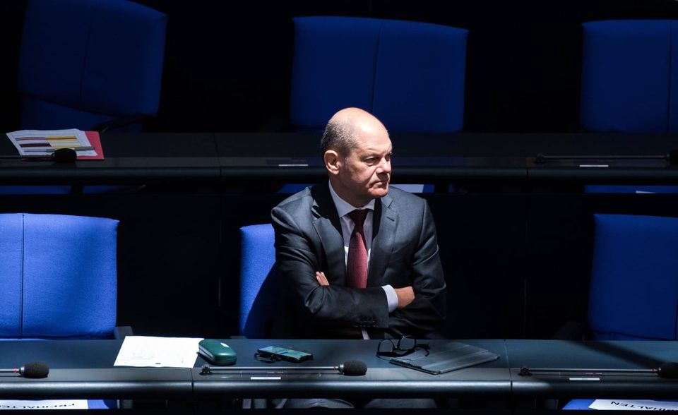 Das Bundesfinanzministerium von Olaf Scholz hat die Aktiengeschäfte von Mitarbeitern der Finanzaufsicht lange verteidigt. Nun stellte die Bafin Strafanzeige gegen einen Bafin-Mitarbeiter wegen des Verdachts auf Insiderhandel