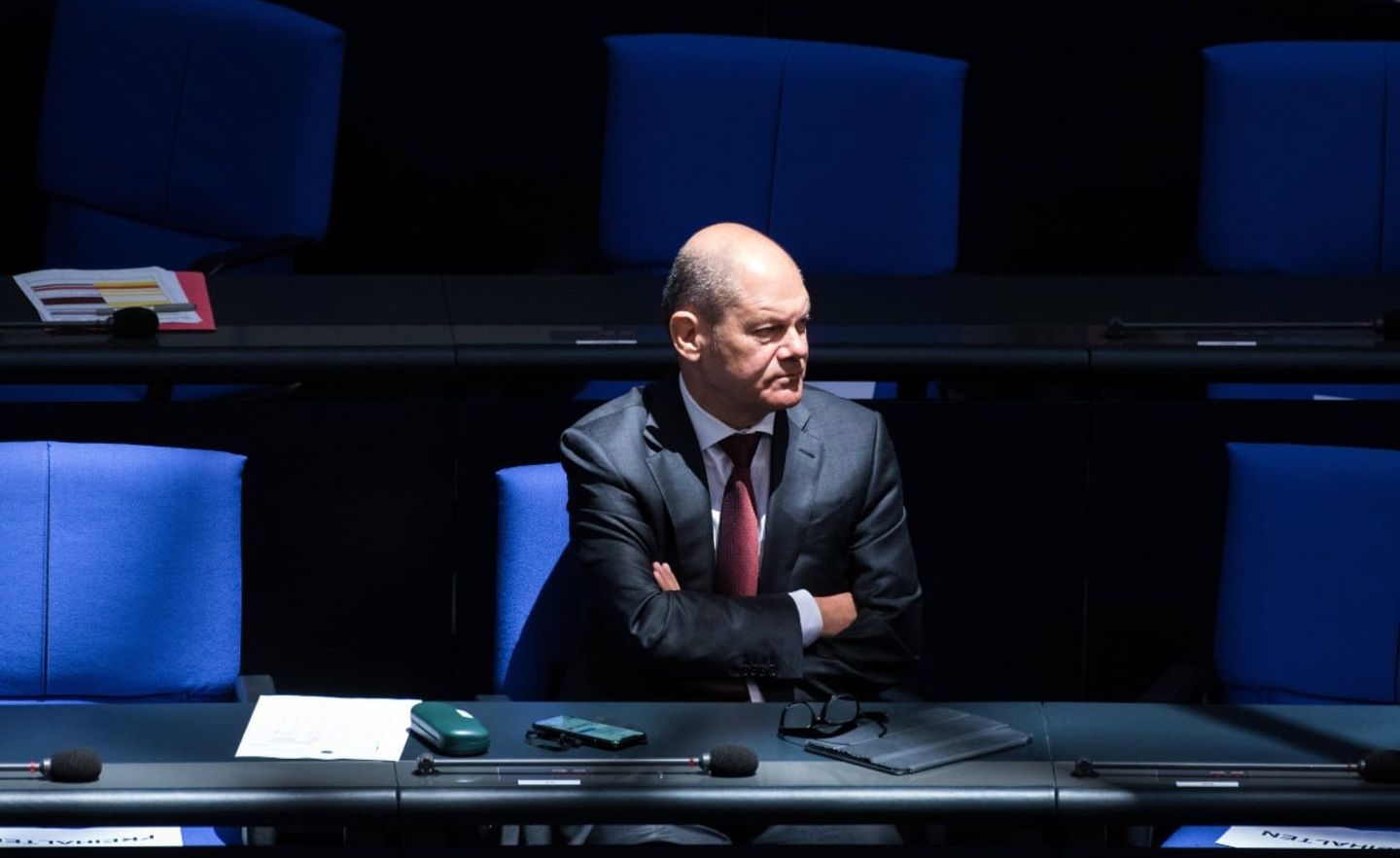 Das Bundesfinanzministerium von Olaf Scholz hat die Aktiengeschäfte von Mitarbeitern der Finanzaufsicht lange verteidigt. Nun stellte die Bafin Strafanzeige gegen einen Bafin-Mitarbeiter wegen des Verdachts auf Insiderhandel