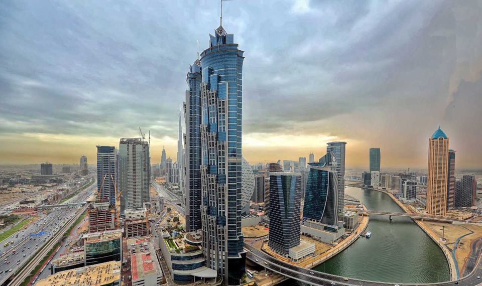#9 JW Marriott Marquis Hotel Dubai Tower 1 & 2 Identische Zwillingstürme teilen sich Platz neun der höchsten Gebäude in Dubai. Der JW Marriott Marquis Hotel Dubai Tower 1 wurde 2012 fertiggestellt, Tower 2 folgte ein Jahr später. Die Wolkenkratzer messen jeweils 355 Meter und verfügen über insgesamt 1600 Zimmer. Die oberste nutzbare Etage, Stockwerk 82, liegt in 298 Meter Höhe, wie das Skyscraper Center des Council on Tall Buildings and Urban Habitat informiert. Das Design der Gebäude ist Dattelpalmen nachempfunden. Die Zwillingstürme gehören der Emirates Group, betrieben werden sie von Marriott International. Sie sind das zweithöchste Hotel der Welt.