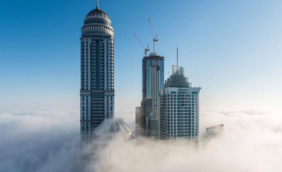 Der Princess Tower ist mit einer Gebäudehöhe von 413 Metern der dritthöchste Wolkenkratzer in Dubai. Kuppel und Spitze schummeln hier etliche Meter hinzu. Die oberste bewohnbare Etage liegt laut dem Skyscraper Center auf 357 Meter. Bei der Gesamthöhe rangiert das 2012 fertiggestellte Gebäude weltweit auf Platz 30.