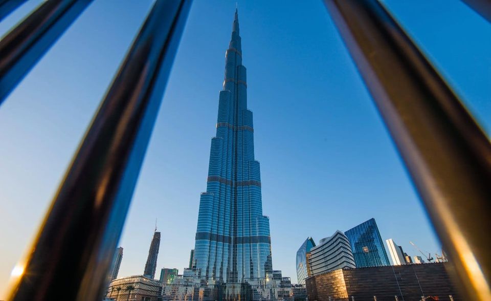 Das höchste Gebäude der Welt steht in Dubai. Der Burj Khalifa hält mit einer Bauhöhe von 828 Metern den Guinness Weltrekord seit der Eröffnung am 4. Januar 2010. Seit über einem Jahrzehnt konnte kein Bauwerk dem Skyscraper gefährlich werden. Das zweithöchste Gebäude der Welt, der 2015 eröffnete Shanghai Tower, ist knapp 200 Meter niedriger. Die Nummer zwei in Dubai ist fast nur halb so hoch wie der Mega-Wolkenkratzer. Es hat aber vielleicht einen Grund, warum der Burj Khalifa so konkurrenzlos ist. Die hohen Mieten in dem Prestigeprojekt schrecken Unternehmen und Privatleute ab. Außerdem haben die Bauherren hier ordentlich viel heiße Luft verbaut. Laut dem Skyscraper Center ist der Wolkenkratzer nur bis zu einer Höhe von gerade mal 585 Metern nutzbar. Das sind nur rund zwei Drittel der Gesamthöhe.